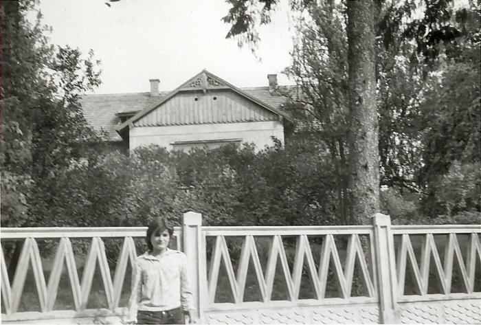 Judy at the front of our old Home at Klotildliget in the Fall of 1975.