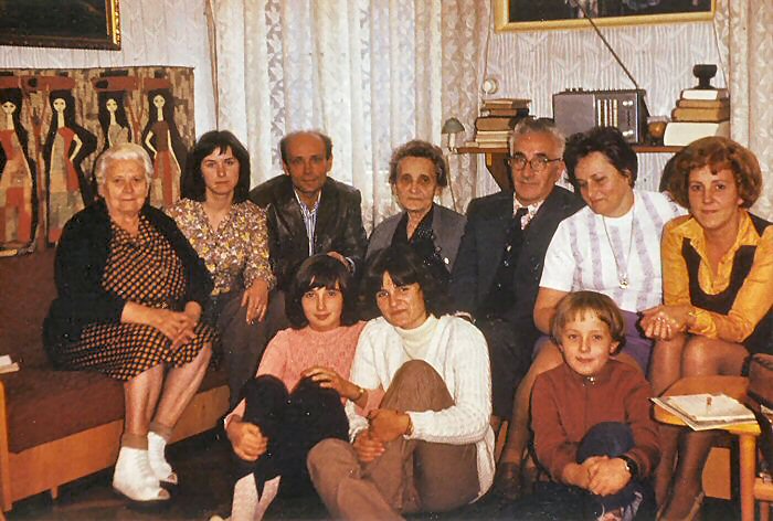 Lujza neni, Kati, Rezso, Mami, Misi, Ella, Edit in the back row, and Editke, Judy and kis Rezso sitting on the floor.