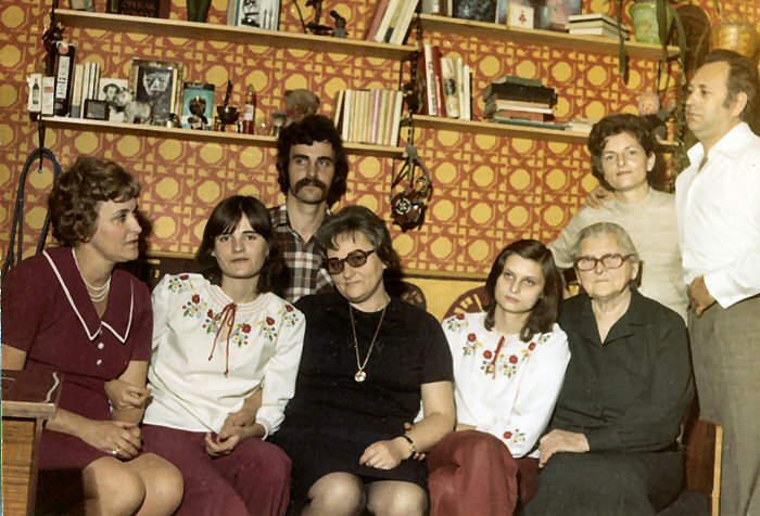 Ilike, Judy, Ella, kis Kati, Mama at the front row, and Misike, Kati and Gyuszi in the back